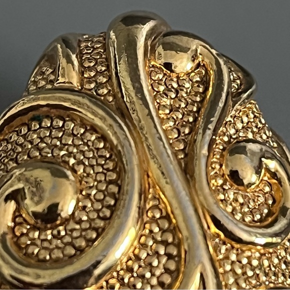 Jose Barrera for AVON Vintage Gold Tone Clip Earrings - Picture 8 of 13